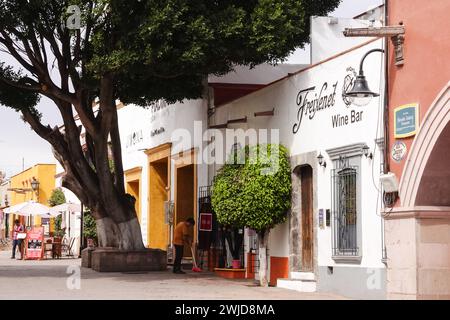 Restaurants und Bars entlang der Fußgängerzone der Benito Juarez Avenue am Hildago Square im historischen Viertel von Tequisquiapan, Querétaro, Mexiko. Stockfoto