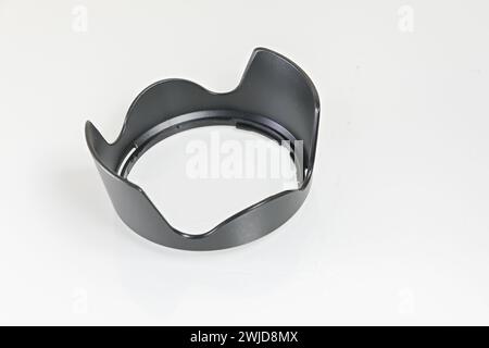 Schwarze Kunststoffblende für das Kameraobjektiv, isoliert auf weißem Hintergrund Stockfoto