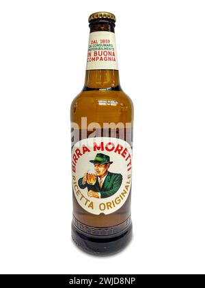 Italien - 31. Januar 2024: Birra Moretti Originalrezept in Glasflasche isoliert auf weiß mit Beschneidungspfad enthalten. Birra Moretti wurde in UD gegründet Stockfoto