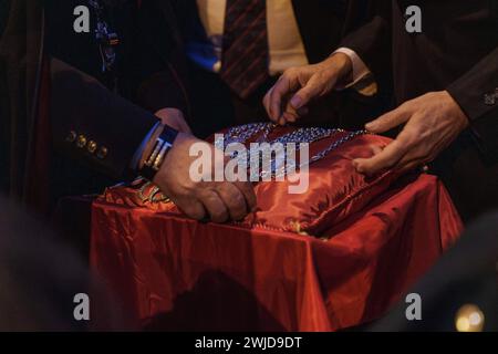 Madrid, Madrid, Spanien. Februar 2024. Ketten mit dem Symbol der Alegre Cofradia der Bruderschaft der Sardine wurden von den Mitgliedern vorbereitet, um sie den neuen Mitgliedern zu geben. Die Sardinenprozession, die in Madrid stattfindet, ist eine jahrhundertealte spanische Tradition, die durch ein Gemälde des spanischen Künstlers Francisco de Goya, das Begräbnis der Sardinen, berühmt wurde. Es markiert das Ende der Karnevalsfeiern und den Beginn der Fastenzeit 40 Tage vor Ostern. Es besteht aus einer Prozession, die eine Beerdigung parodiert, bei der eine symbolische Figur einer Sardine in ihrem Sarg verbrannt wird. Die Festlichkeiten ta Stockfoto