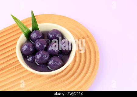 Biji Salak Kolak Candil Ubi Ungu, Purple Sweet Potato Ball mit süßer Kokosnussmilch Sauce für Ramadan Dessert Stockfoto