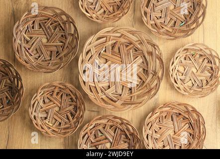 Piring Lidi, natürliche gewebte Platte aus Palmblattknochen, Ansicht von oben in verschiedenen Größen Stockfoto