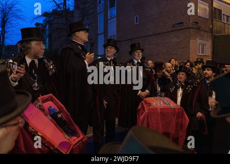 Madrid, Madrid, Spanien. Februar 2024. Zeremonie der Bruderschaft der Sardinen zum Empfang der neuen Mitglieder. Die Sardinenprozession, die in Madrid stattfindet, ist eine jahrhundertealte spanische Tradition, die durch ein Gemälde des spanischen Künstlers Francisco de Goya, das Begräbnis der Sardinen, berühmt wurde. Es markiert das Ende der Karnevalsfeiern und den Beginn der Fastenzeit 40 Tage vor Ostern. Es besteht aus einer Prozession, die eine Beerdigung parodiert, bei der eine symbolische Figur einer Sardine in ihrem Sarg verbrannt wird. Das fest findet jeden Aschermittwoch statt und symbolisiert das Begräbnis der Vergangenheit und Th Stockfoto