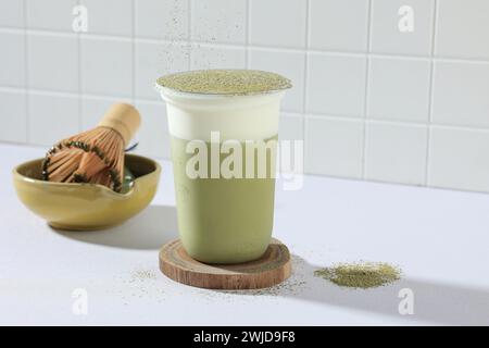 Dalgona Matcha Green Tea Milchshake auf weißem Tisch Stockfoto