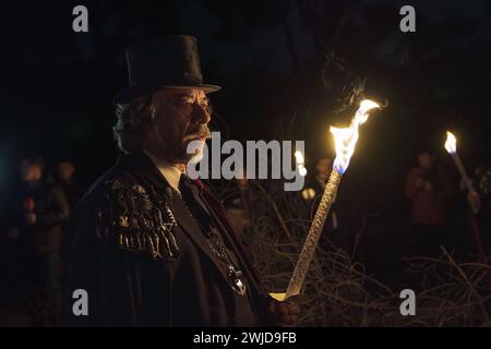 Madrid, Madrid, Spanien. Februar 2024. Ein Mitglied der Sardinenbruderschaft ist am Ende der Prozession zu sehen. Die Sardinenprozession, die in Madrid stattfindet, ist eine jahrhundertealte spanische Tradition, die durch ein Gemälde des spanischen Künstlers Francisco de Goya, das Begräbnis der Sardinen, berühmt wurde. Es markiert das Ende der Karnevalsfeiern und den Beginn der Fastenzeit 40 Tage vor Ostern. Es besteht aus einer Prozession, die eine Beerdigung parodiert, bei der eine symbolische Figur einer Sardine in ihrem Sarg verbrannt wird. Das fest findet jeden Aschermittwoch statt und symbolisiert das Begräbnis des p Stockfoto