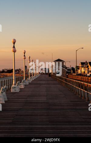 Avon by the Sea, New Jersey, USA - Golden Hour Sonnenaufgang auf der Promenade Stockfoto