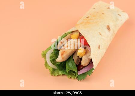 Klassische Tortilla-Verpackung mit gegrilltem Huhn und frischem Gemüse, Kopierraum für Text Stockfoto