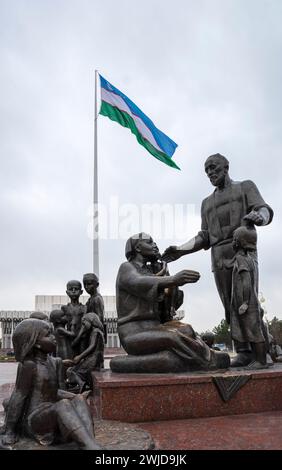 Ein revolutionäres Denkmal zu Ehren der Arbeiter vor dem Palast der Freundschaft zwischen den Nationen, Taschkent, Usbekistan Stockfoto