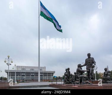 Ein revolutionäres Denkmal zu Ehren der Arbeiter vor dem Palast der Freundschaft zwischen den Nationen, Taschkent, Usbekistan Stockfoto