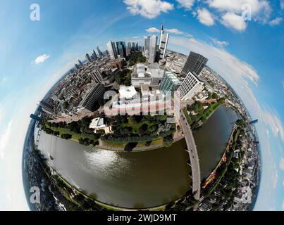 Full Circle-Panorama: Luftbild: Skyline City von Frankfurt u.a. mit Messeturm, DG Bank und Commerzbank Tower, Frankfurt am Main (nur für redaktionell) Stockfoto