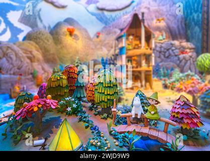 japan, saitama - 26. märz 2023: Wunderschönes Diorama, das Figuren von Moomintroll und Snufkin in der Fantasy-Welt der Moomins zeigt Stockfoto