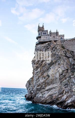 GASPRA, KRIM - OKT. 2014: Die Südküste der Krim. Der Schlosspalast „Lastochkino Gnezdo“ auf der Aurorino-Klippe des Kap Ai-Todor in der Gaspra, EV Stockfoto