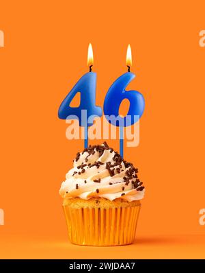 Blaue Geburtstagskerze und Cupcake - Nummer 46 Stockfoto