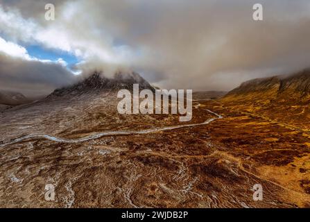 Buachaille Etive Mòr, Glen Coe, schottisches Hochland, westliches Hochland. Schottische Berge ein sehr stimmungsvoll aussehender Berg mit dramatischen Wolken Stockfoto