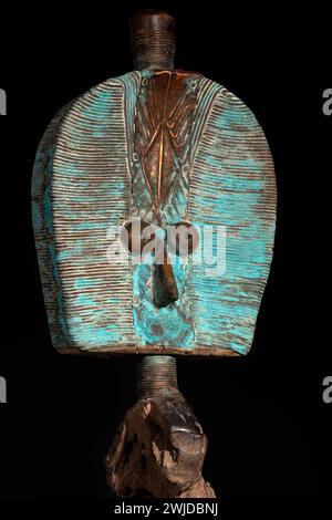 Nahaufnahme einer hölzernen Kota-Reliquienfigur aus Gabun, isoliert auf schwarzem Hintergrund. Afrikanische Kunst mit meisterhafter Handwerkskunst und spir Stockfoto