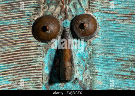 Makroaufnahme einer hölzernen Kota-Reliquienfigur aus Gabun. Afrikanische Kunst mit meisterhafter Handwerkskunst und spirituellem Symbolismus. Stockfoto