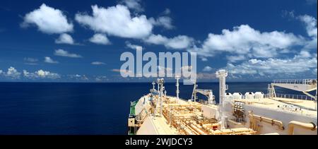 Blick vom Brückenflügel eines Tankers für Flüssigerdgas (LNG) Stockfoto