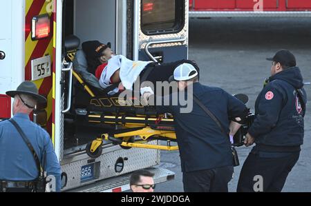 Kansas City, USA. Februar 2024. Medizinisches Personal lädt eine Frau nach einer Schießerei auf der Union Station nach der Siegesparade der Kansas City Chiefs Super Bowl LVIII am Mittwoch, den 14. Februar 2024, in Kansas City, Missouri, in einen Krankenwagen. (Foto: Nick Wagner/The Kansas City Star/TNS/SIPA USA) Credit: SIPA USA/Alamy Live News Stockfoto