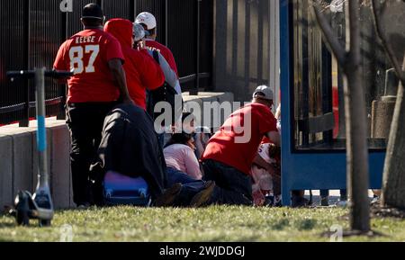 Kansas City, USA. Februar 2024. Die Leute sind in Deckung, nachdem eine Schießerei nach der Siegesparade des Kansas City Chiefs Super Bowl LVIII am Mittwoch, den 14. Februar 2024, in Kansas City, Missouri ausbrach. (Foto: Nick Wagner/The Kansas City Star/TNS/SIPA USA) Credit: SIPA USA/Alamy Live News Stockfoto