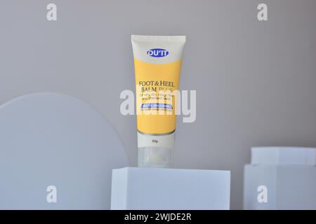 Bild einer Fersencreme in einer gelben Tube mit weißem Bokeh-Hintergrund Stockfoto