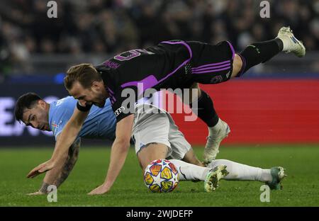 Rom. Februar 2024. Bayern Münchens Harry Kane (Top) streitet mit Lazios Alessio Romagnoli im 1. Leg-Spiel der UEFA Champions League zwischen Lazio und Bayern München am 14. Februar 2024 in Rom, Italien. Quelle: Augusto Casasoli/Xinhua/Alamy Live News Stockfoto