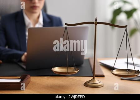 Notar arbeitet mit Laptop am Tisch im Büro, konzentrieren Sie sich auf Waagen Stockfoto