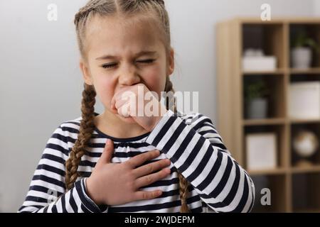 Das kranke Mädchen hustet zu Hause. Erkältungssymptome Stockfoto