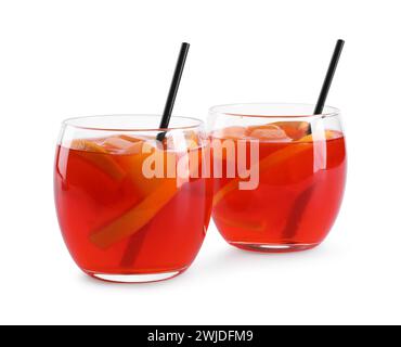 Aperol spritzt Cocktail, Strohhalme und Orangenscheiben in Gläsern isoliert auf weiß Stockfoto