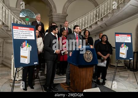 Senator Gounardes spricht bei Bürgermeister Eric Adams am 14. Februar 2024 in der City Hall in New York über eine Klage gegen Social-Media-Unternehmen Stockfoto