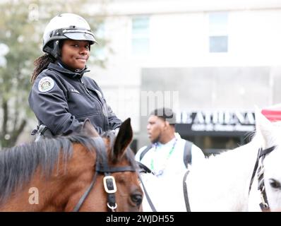 New Orleans, USA. Februar 2024. Eine Dame des New Orleans Police Department posiert während der Zulu Parade auf der St. Charles Avenue in New Orleans, Louisiana am Dienstag, den 13. Februar 2023. (Foto: Peter G. Forest/SipaUSA) Credit: SIPA USA/Alamy Live News Stockfoto