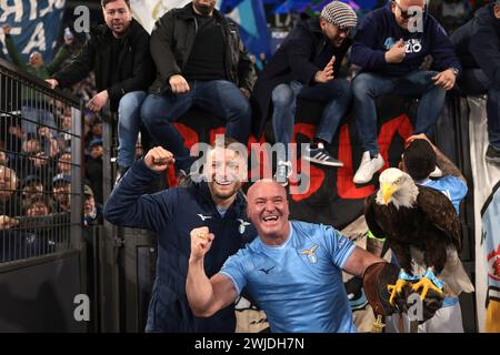 Rom, Italien. Februar 2024. Ciro Immobile von SS Lazio posiert mit Juan Bernabe, dem Falkner der SS Lazio und dem Maskottchen Olimpia dem Adler nach dem UEFA Champions League-Spiel in Olimpico. Der Bildnachweis sollte lauten: Jonathan Moscrop/Sportimage Credit: Sportimage Ltd/Alamy Live News Stockfoto