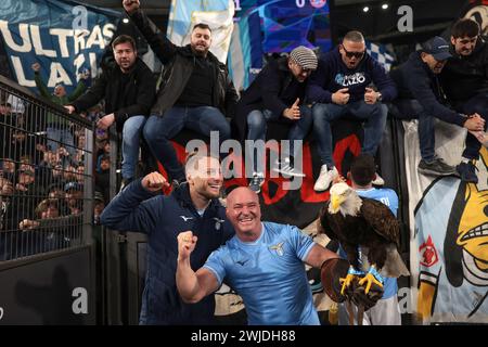 Rom, Italien. Februar 2024. Ciro Immobile von SS Lazio posiert mit Juan Bernabe, dem Falkner der SS Lazio und dem Maskottchen Olimpia dem Adler nach dem UEFA Champions League-Spiel in Olimpico. Der Bildnachweis sollte lauten: Jonathan Moscrop/Sportimage Credit: Sportimage Ltd/Alamy Live News Stockfoto