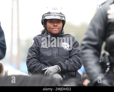 New Orleans, USA. Februar 2024. Eine Dame des New Orleans Police Department posiert während der Zulu Parade auf der St. Charles Avenue in New Orleans, Louisiana am Dienstag, den 13. Februar 2023. (Foto: Peter G. Forest/SipaUSA) Credit: SIPA USA/Alamy Live News Stockfoto