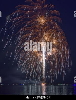 Kanadisches Geburtstagsfeuerwerk entlang der St. Lawrence River Stockfoto