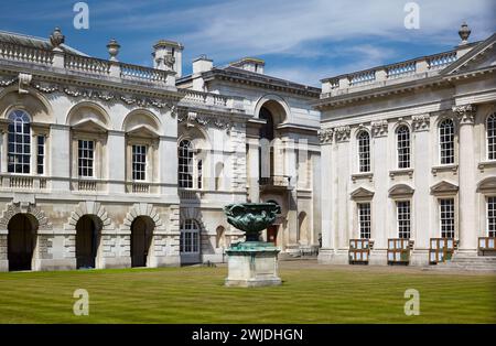 Der Rasen des Senatshauses vor dem weißen Gebäude der Old Schools. In der Mitte befindet sich die Bronzekopie der Warwick Vase, die der Universität präsentiert wird. Cambri Stockfoto