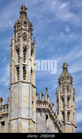 Der Blick auf die beiden Türme an der Fassade der King's College Chapel auf dem Hintergrund des blauen Himmels. Universität Cambridge. Vereinigtes Königreich Stockfoto