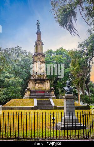 Malerisches Bürgerkriegsmahnmal im Forsyth Park am Sommertag in der Abenddämmerung Stockfoto