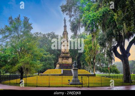 Malerisches Bürgerkriegsmahnmal im Forsyth Park am Sommertag in der Abenddämmerung Stockfoto