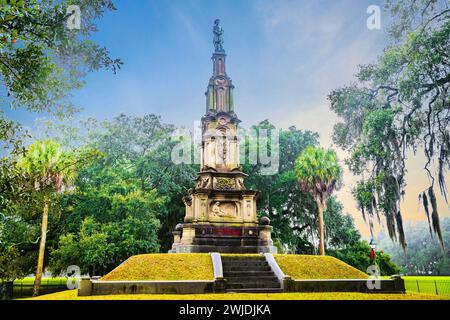 Malerisches Bürgerkriegsmahnmal im Forsyth Park am Sommertag in der Abenddämmerung Stockfoto