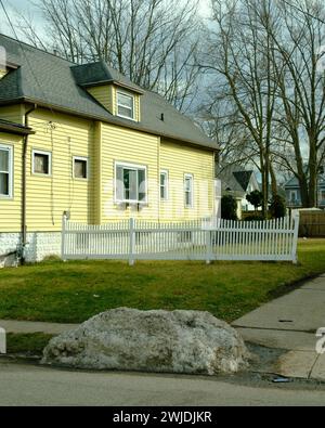 Ein Haus und Schneehaufen in Riverside, Buffalo, New York Stockfoto