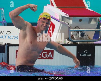 Doha, Katar. Februar 2024. Sam Williamson aus Australien feiert nach dem 50-m-Brustfinale der Männer bei den Aquatics World Championships 2024 in Doha, Katar, 14. Februar 2024. Quelle: Luo Yuan/Xinhua/Alamy Live News Stockfoto