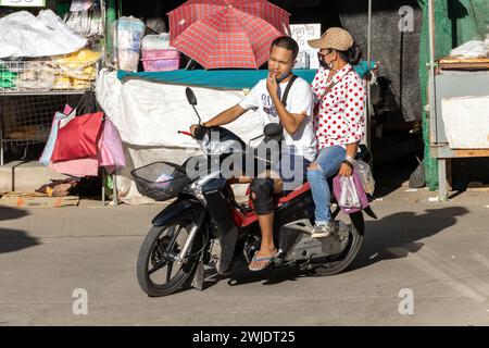 SAMUT PRAKAN, THAILAND, 07. Dezember 2023, Ein Paar fährt ein Motorrad vom Markt Stockfoto