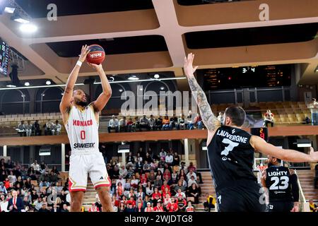 Monaco, Monaco. Februar 2024. Monaco Spieler #0 Elie Okobo und Asvel Spieler #7 Joffrey Lauvergne und #23 David Lighty sind während des Coupe de France Spiels zwischen AS Monaco und LDLC ASVEL in der Salle Gaston-Medecin in Monaco in Aktion. Endergebnis; Monaco 92:82 LDLC ASVEL. Quelle: SOPA Images Limited/Alamy Live News Stockfoto