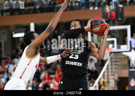 Monaco, Monaco. Februar 2024. (L-R) Monaco-Spieler #3 Jordan Loyd und Asvel-Spieler #23 David Lighty spielen im Achtelfinale des Coupe de france zwischen AS Monaco und LDLC ASVEL in der Salle Gaston-Medecin in Monaco. Endergebnis; Monaco 92:82 LDLC ASVEL. Quelle: SOPA Images Limited/Alamy Live News Stockfoto