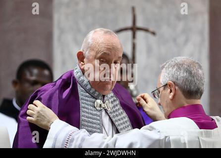 Rom, Italien. Februar 2024. Papst Franziskus feiert am 14. Februar 2024 in der Basilika Santa Sabina in Rom die Aschermittwochs-Messe. Foto: (EV) Galazka Vatican Pool/ABACAPRESS.COM Credit: Abaca Press/Alamy Live News Stockfoto