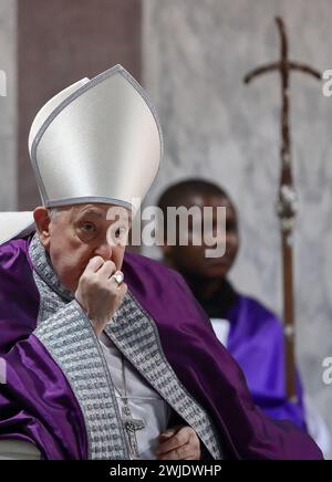 Rom, Italien. Februar 2024. Papst Franziskus feiert am 14. Februar 2024 in der Basilika Santa Sabina in Rom die Aschermittwochs-Messe. Foto: (EV) Galazka Vatican Pool/ABACAPRESS.COM Credit: Abaca Press/Alamy Live News Stockfoto