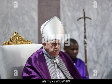 Rom, Italien. Februar 2024. Papst Franziskus feiert am 14. Februar 2024 in der Basilika Santa Sabina in Rom die Aschermittwochs-Messe. Foto: (EV) Galazka Vatican Pool/ABACAPRESS.COM Credit: Abaca Press/Alamy Live News Stockfoto
