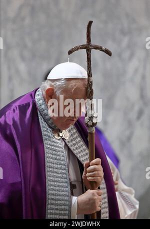 Rom, Italien. Februar 2024. Papst Franziskus feiert am 14. Februar 2024 in der Basilika Santa Sabina in Rom die Aschermittwochs-Messe. Foto: (EV) Galazka Vatican Pool/ABACAPRESS.COM Credit: Abaca Press/Alamy Live News Stockfoto