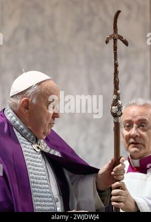 Rom, Italien. Februar 2024. Papst Franziskus feiert am 14. Februar 2024 in der Basilika Santa Sabina in Rom die Aschermittwochs-Messe. Foto: (EV) Galazka Vatican Pool/ABACAPRESS.COM Credit: Abaca Press/Alamy Live News Stockfoto
