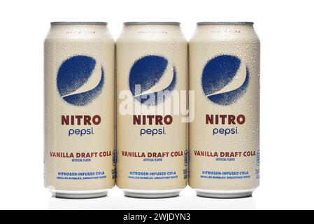 IRVINE, KALIFORNIEN, 12. Februar 2024: Drei Dosen Pepsi Nitro Vanilla Draft Cola, mit Kondensation. Stockfoto
